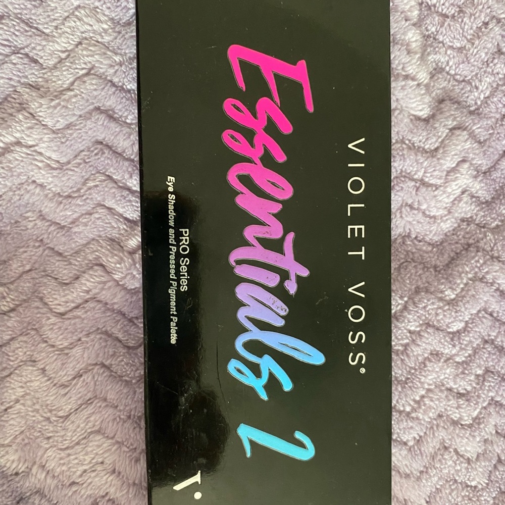 Violet Voss Essentials 2 palette